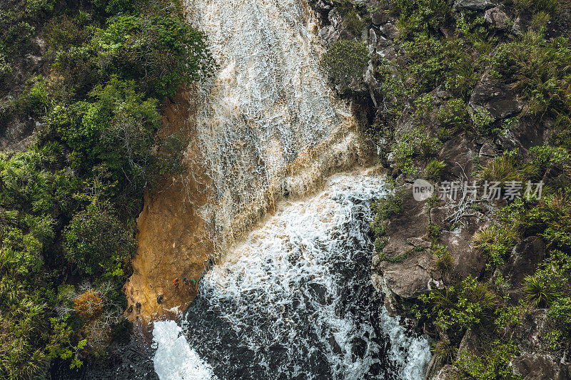 巴西巴伊亚州迪亚曼蒂纳Chapada Diamantina的里约热内卢Mucugezinho瀑布